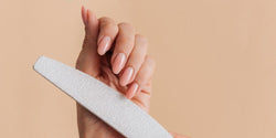 Handmatig een amandelvormige nagel vijlen met een witte nagelvijl, gids voor nagelvormen